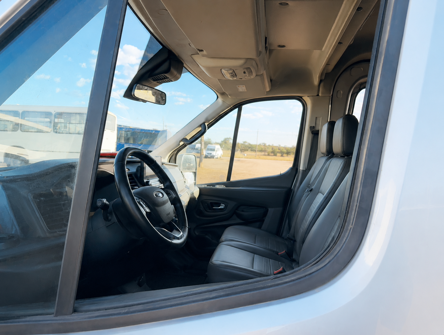 Interior da van para transporte de pessoas e turismo - RS Transportes e Turismo